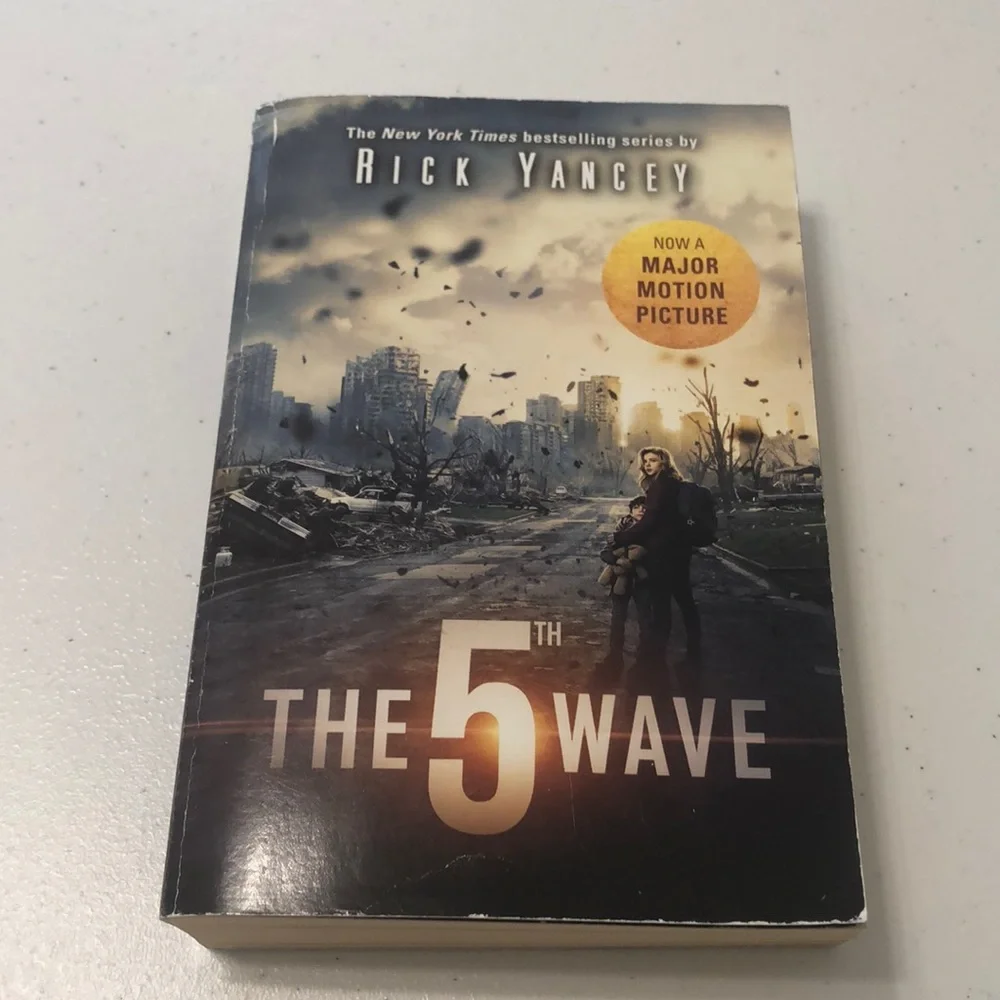 The 5th Wave by Rick Yancey Paperback